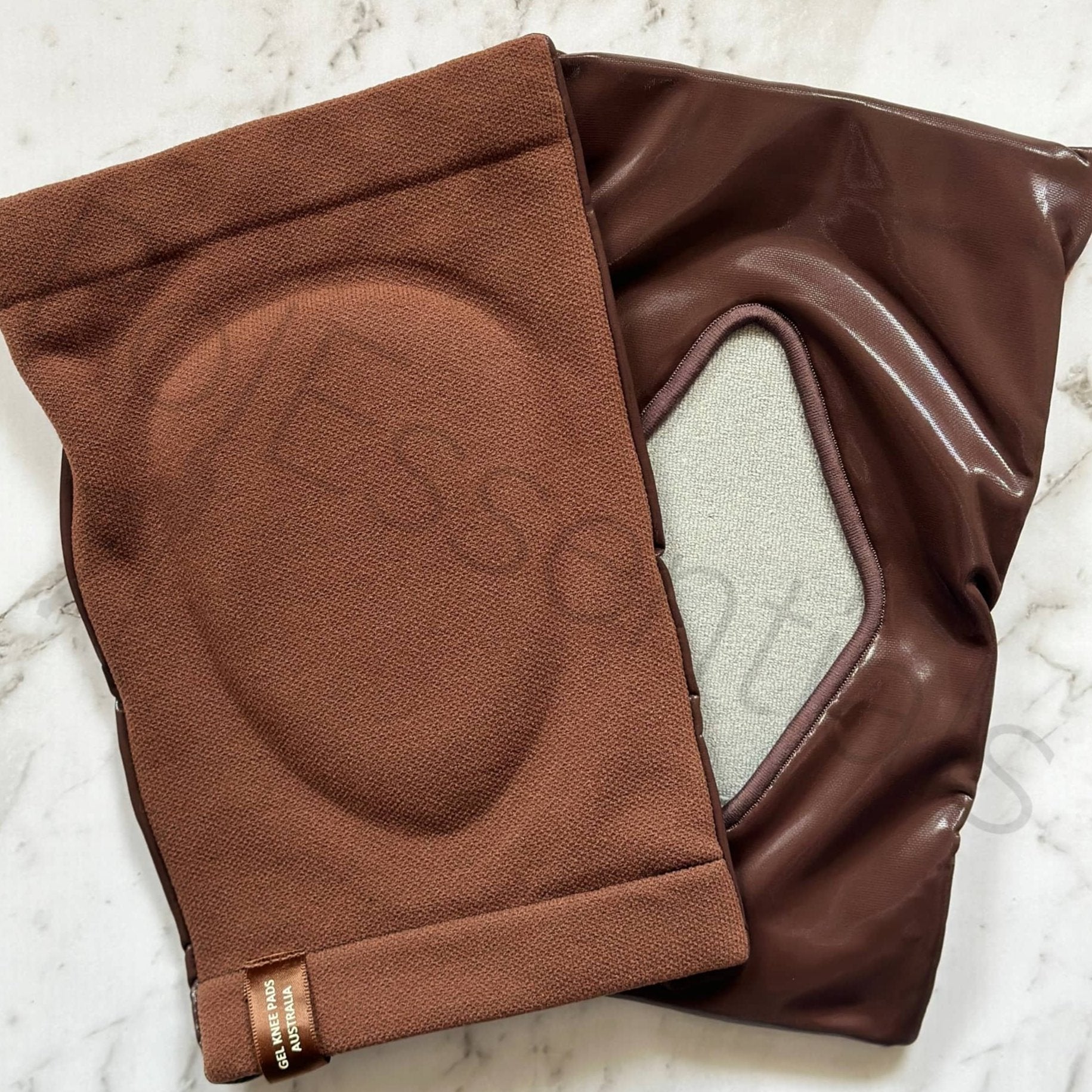 PolEssentials Grippy Gel Knee Pads in brown – slim fit for pole dancing.