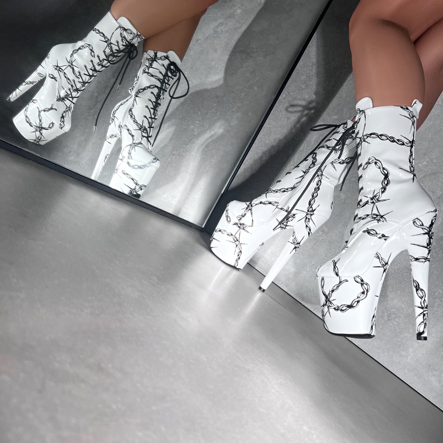 ALICE UNCHAINED - Boot - 8INCH